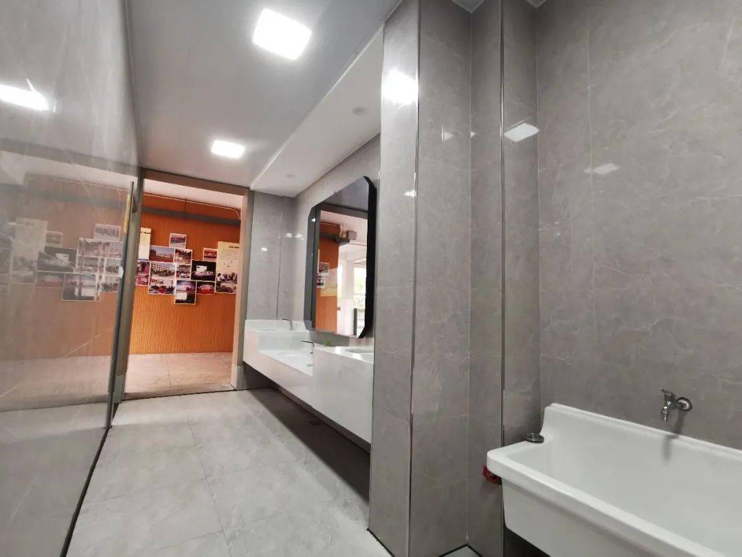 在这里洗手间的镜子会唱歌