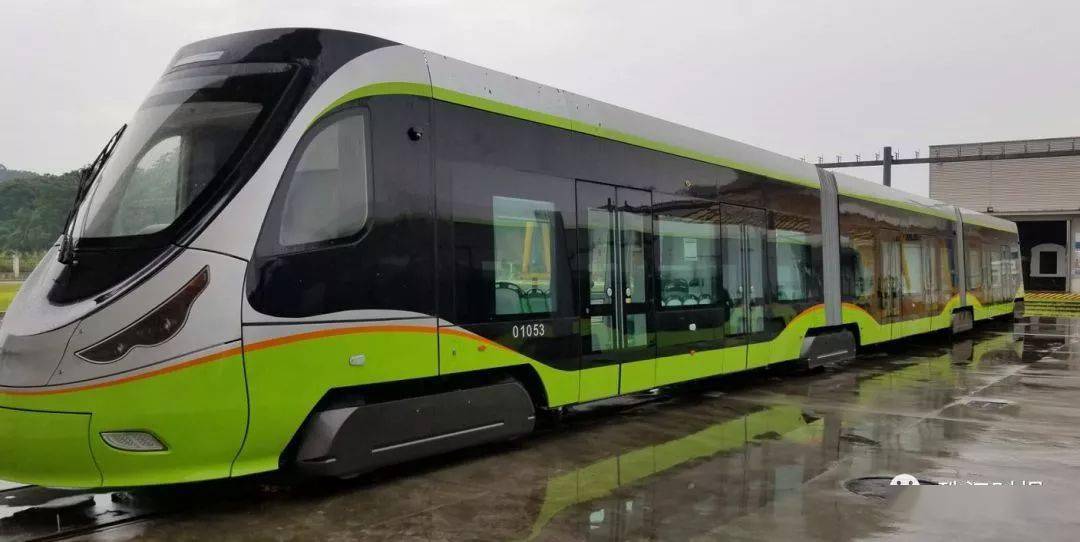 其中,采用铰接式转向架,具有运行平稳,曲线通过能力强等优点,并且不