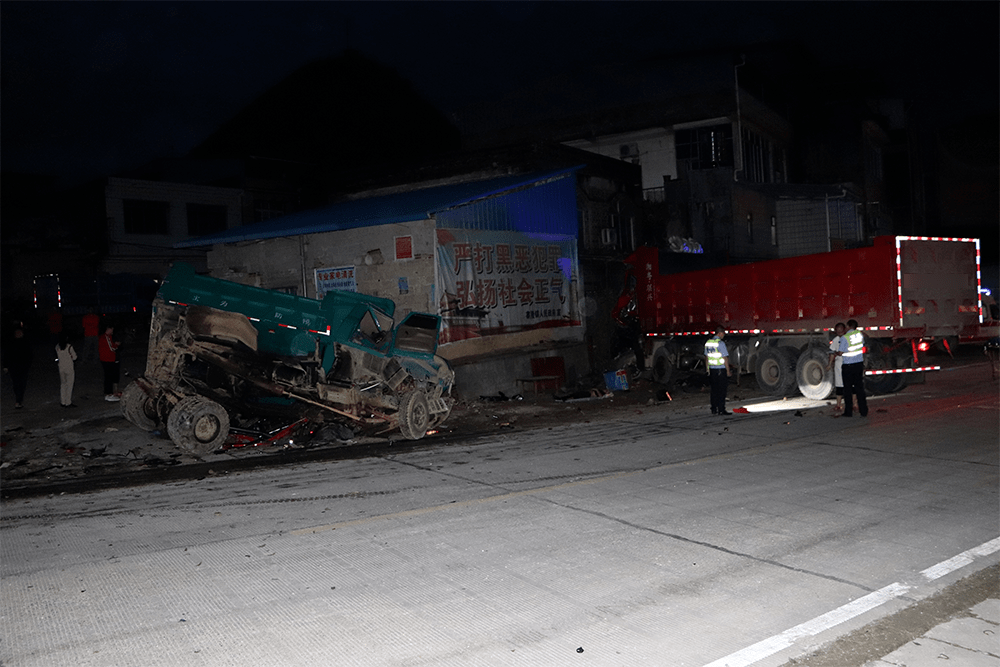 柳城一货车撞了车子又撞房子司机被困驾驶室