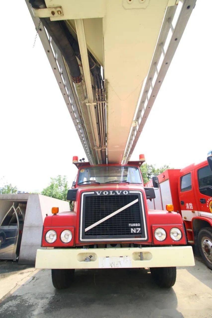 30多年车龄的长头沃尔沃保存完好 实拍退役的n7底盘西蒙登高消防车