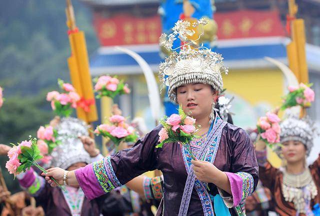 9月22日,在广西柳州市融安县长安镇安宁村大袍屯,一名苗族老人拿着