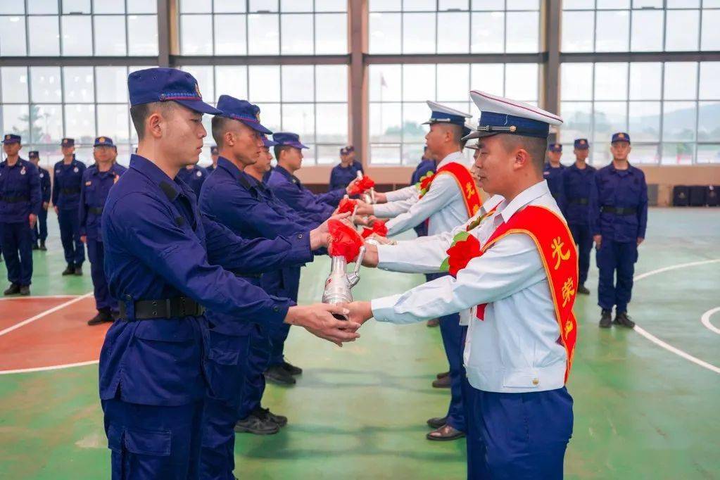 仪式结束后,全体指战员与退出消防员一一握手告别,深情拥抱,互道珍重