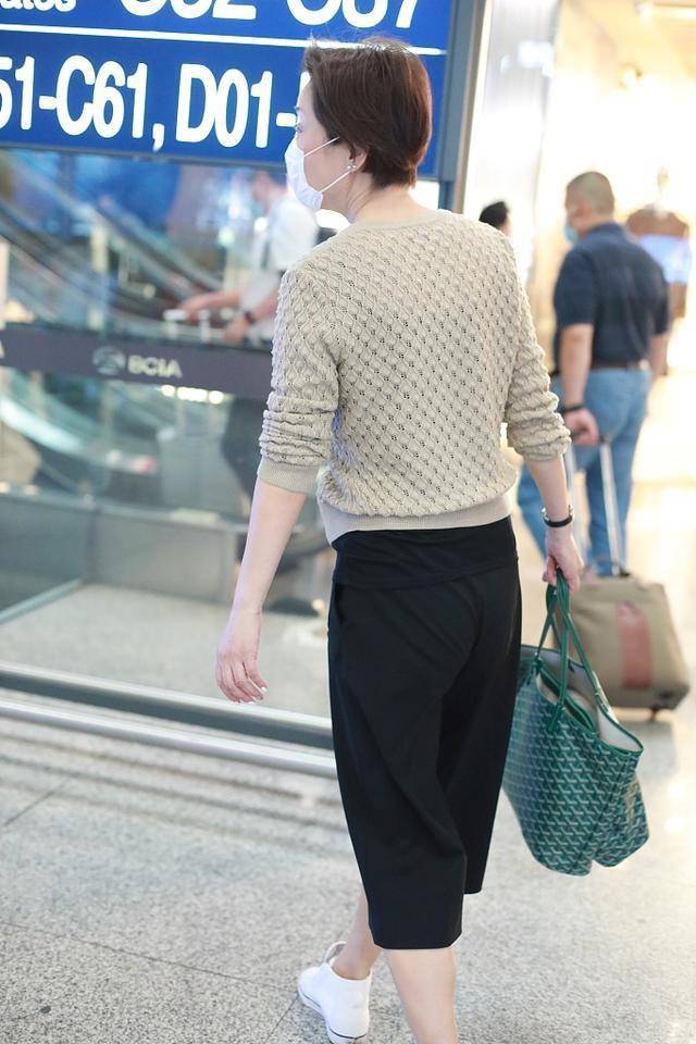 57岁毛阿敏针织开衫走机场,配黑色单品休闲随性,万元包好低调