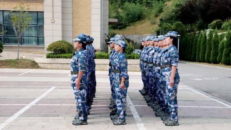 集合教官来了稍息立正