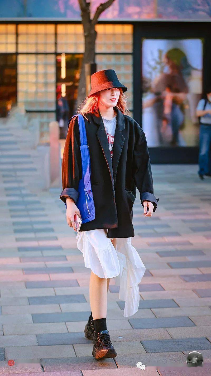 街拍天气的变化并不能够影响时尚达人们对于潮流的热爱