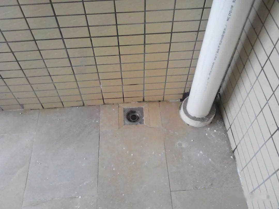 洞口,一般为方形洞口;(2)二次施工封堵楼板时,同时放置含止水环套管