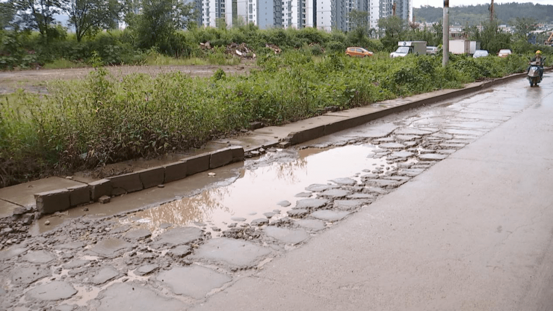 有路难行门前道路坑洼不断居民求助无门盼改善