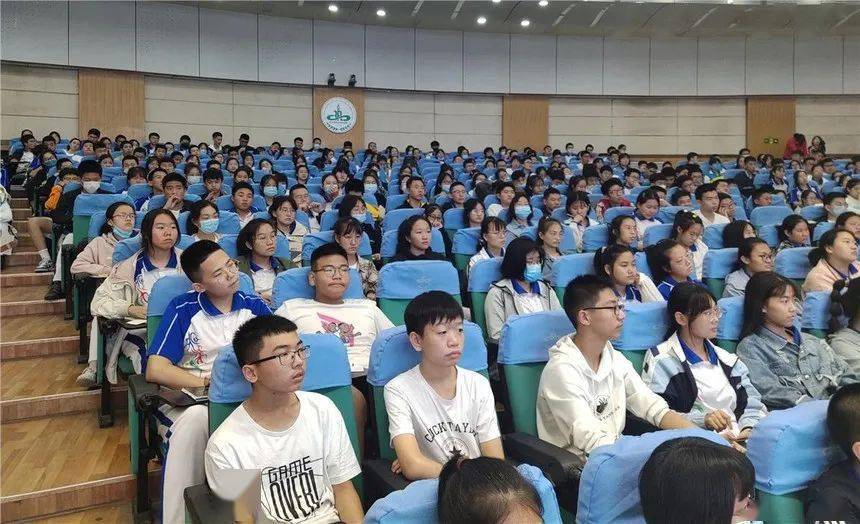 做自己的梦想实现家——我校举行高一新生生涯规划专题讲座