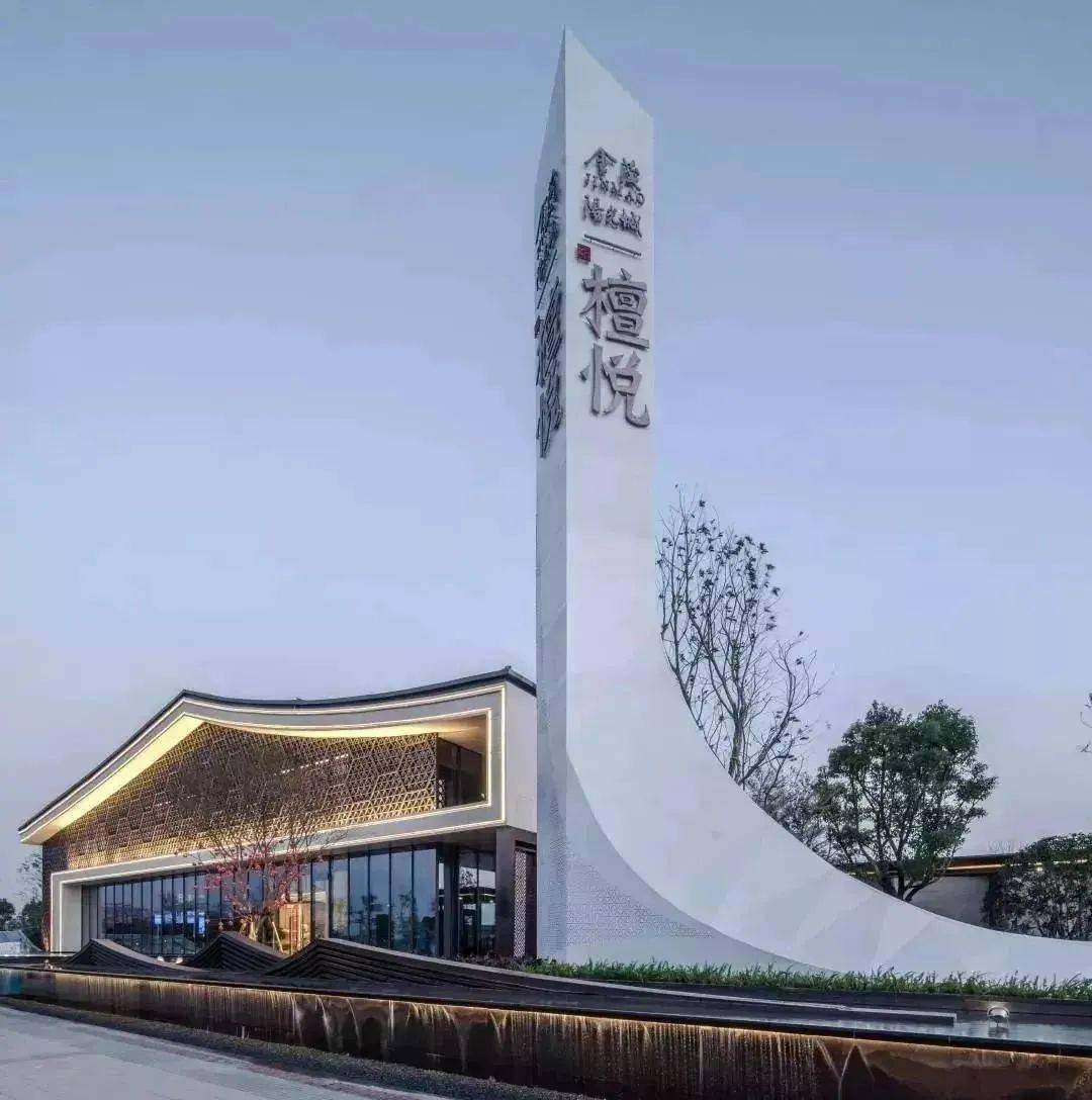 是企业宣传的一种独特艺术载体,故名"精神堡垒"