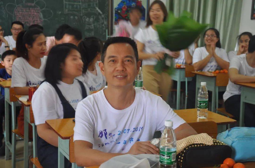 海口市最美教师灵山中学梁其老师在海口电视台会客厅访谈英语组教研