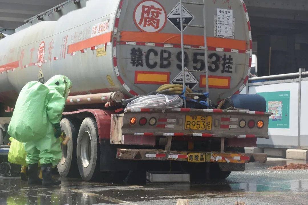 紧急深圳一槽罐车突发泄漏31吨腐蚀性液体流向路面