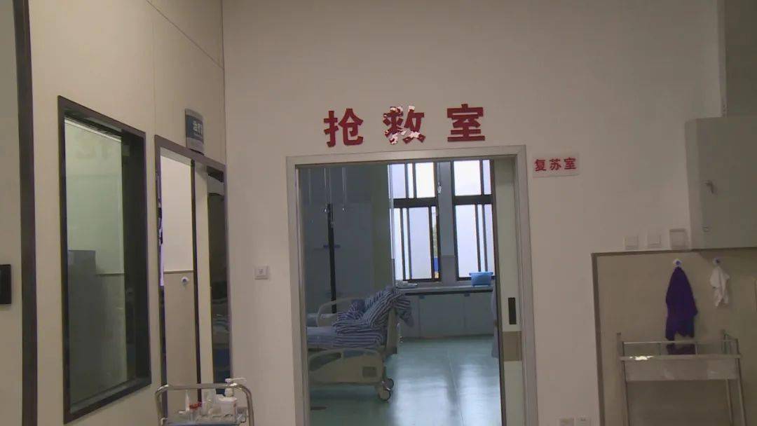 室扩增至5张床,配有监护单元,中央监护,呼吸机等急救设备,提升了医院