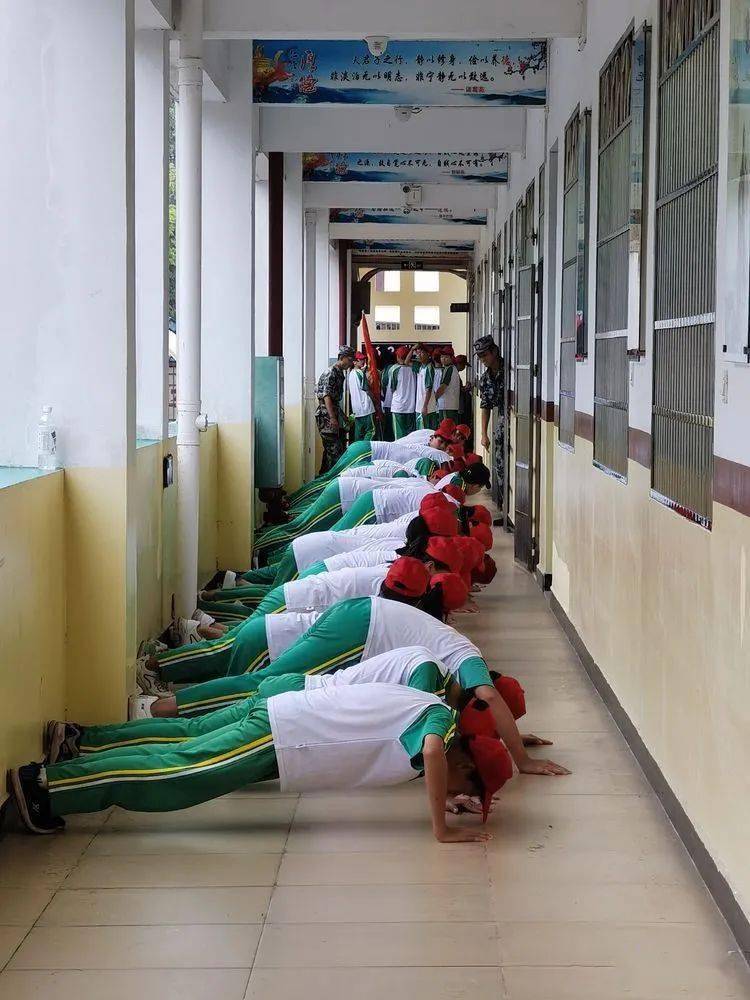 温泉中学举行2020年秋季初一新生军训活动