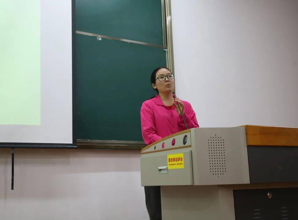 教学秘书左梦娜老师之后出场的就是机电系希望大家在大学四年中好好