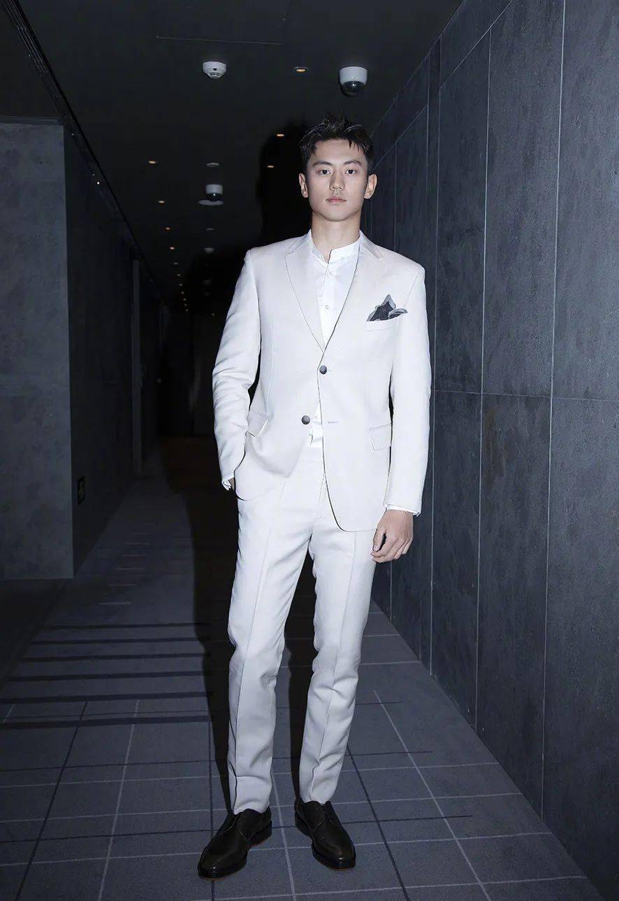 的宁泽涛直接变成了一个超模,穿上西装和大衣的造型绅士型男范十足