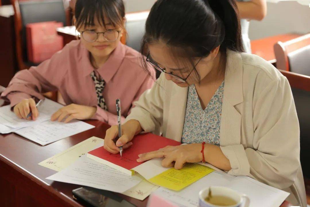 師父贈言束束鮮花,綿綿情意縷縷茶香,深深敬意敬茶獻花導師天團,閃亮