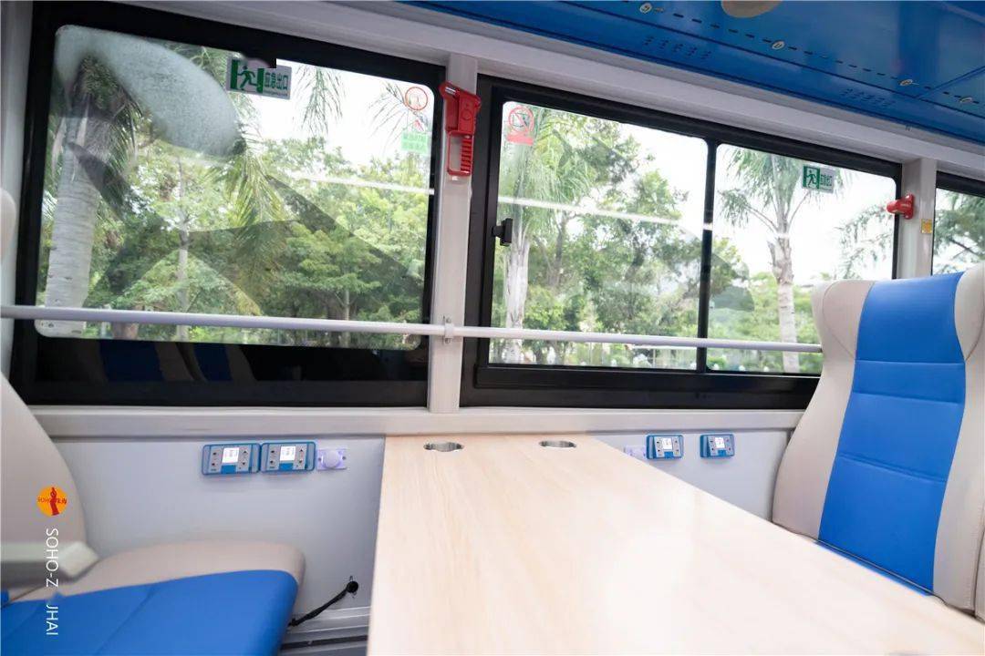 全景天窗设计,缤纷主题外观,全程情侣路运行,途经数十个景点,vr实景