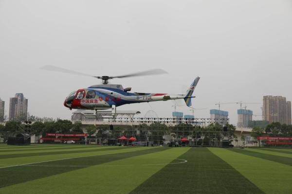 为了"抢人",他们把直升机开进了校园!