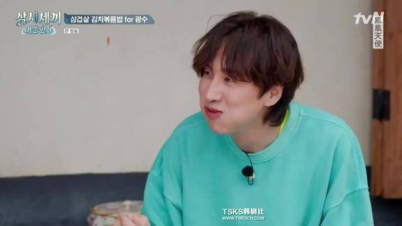 三时三餐车胜元为光洙做泡菜炒饭还有鲷鱼生鱼片光洙吃美了