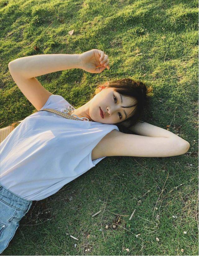 武大女神黄灿灿依旧清纯可人穿无袖t恤配牛仔裤青春靓丽