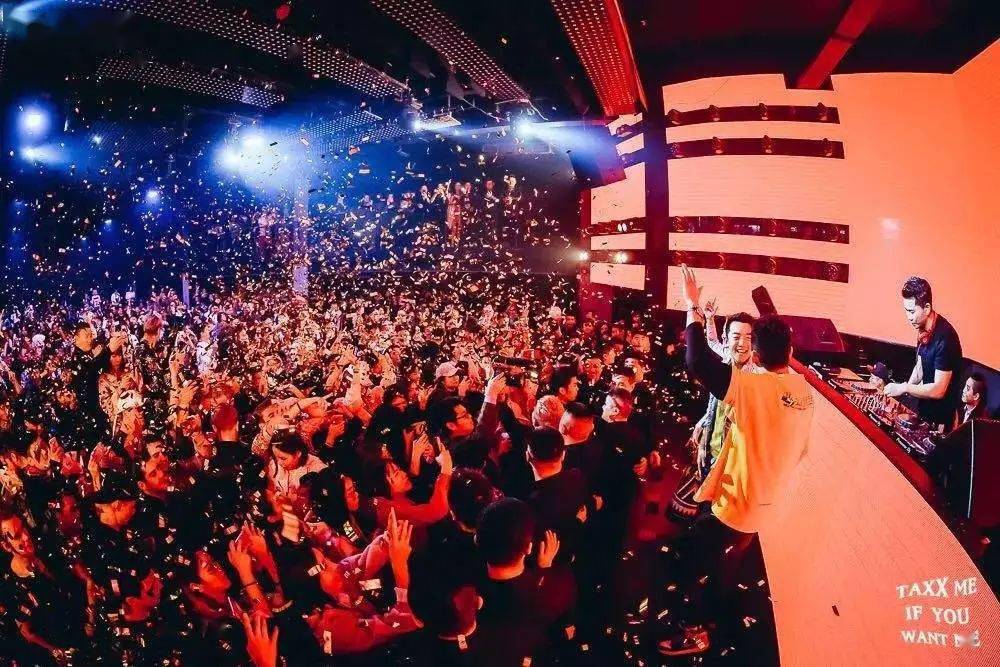 taxxshanghaita是一位外冷内热的总裁魔都壕气十足的夜场新地标来这里