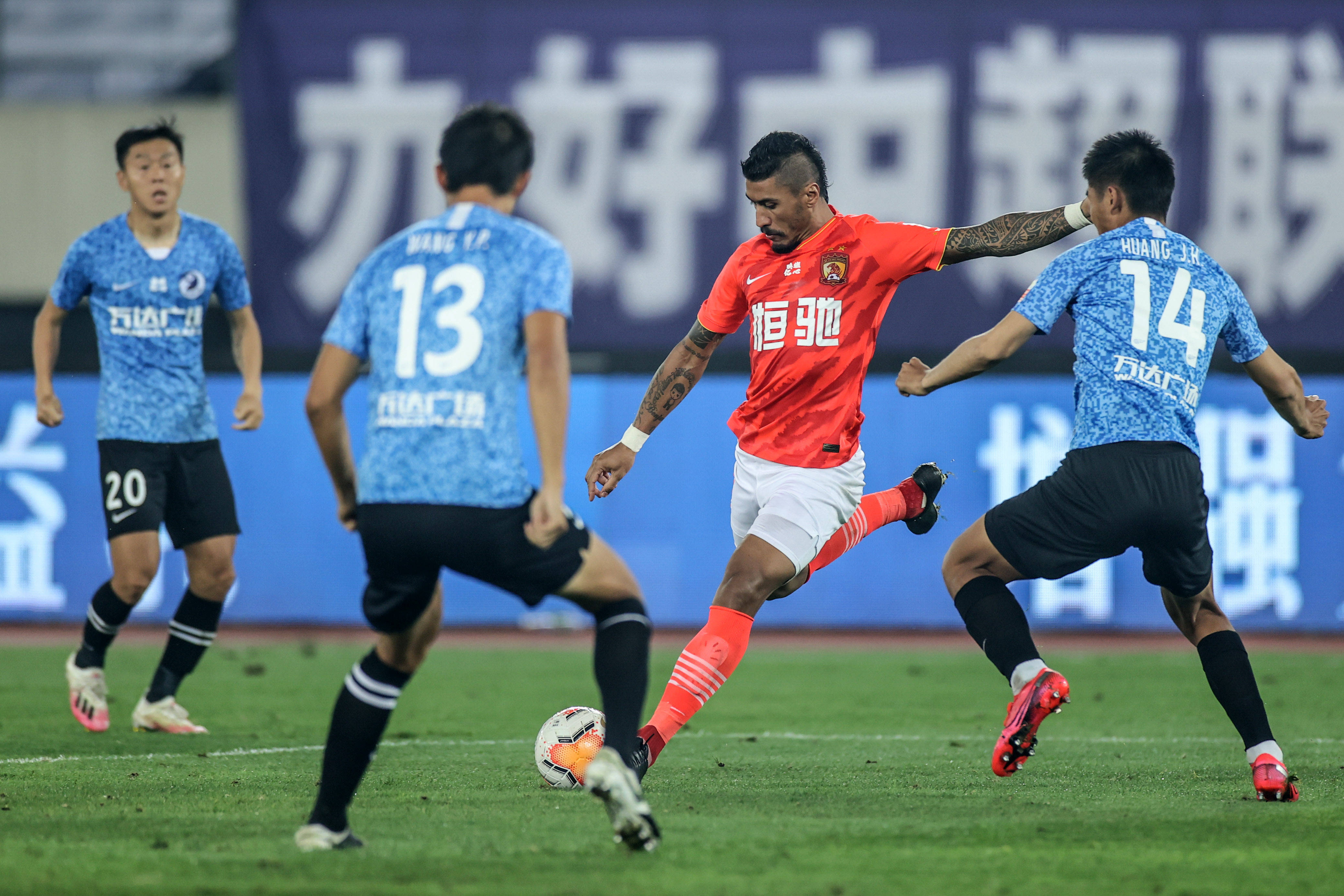 足球——中超:广州恒大淘宝队胜大连人队_比赛