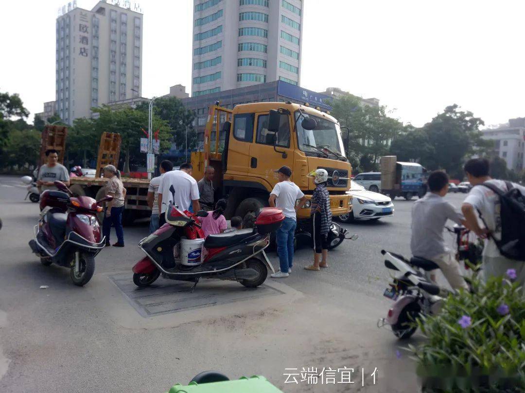 信宜迎賓大道電力街口發生一交通事故,摩托車被捲入車底!