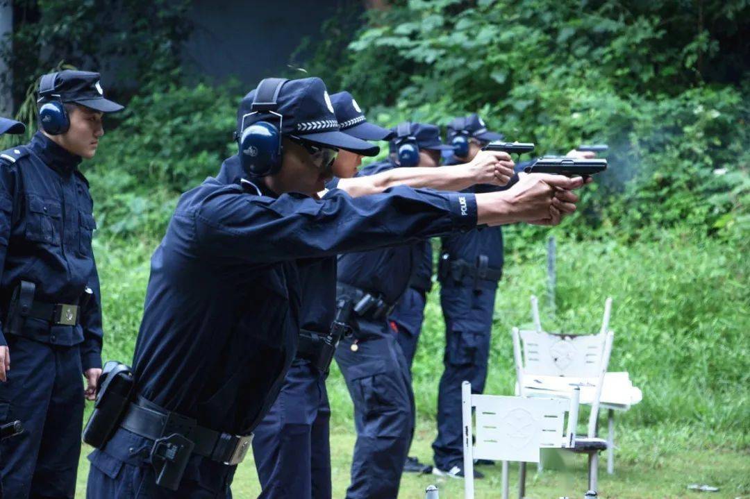贡井公安开展实弹射击训练瞄准实战历练精兵