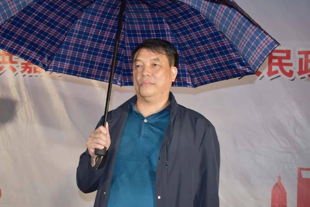 "9月25日晚7:30,随着嘉禾县委常委,政法委书记雷衍忠一声令下,该县