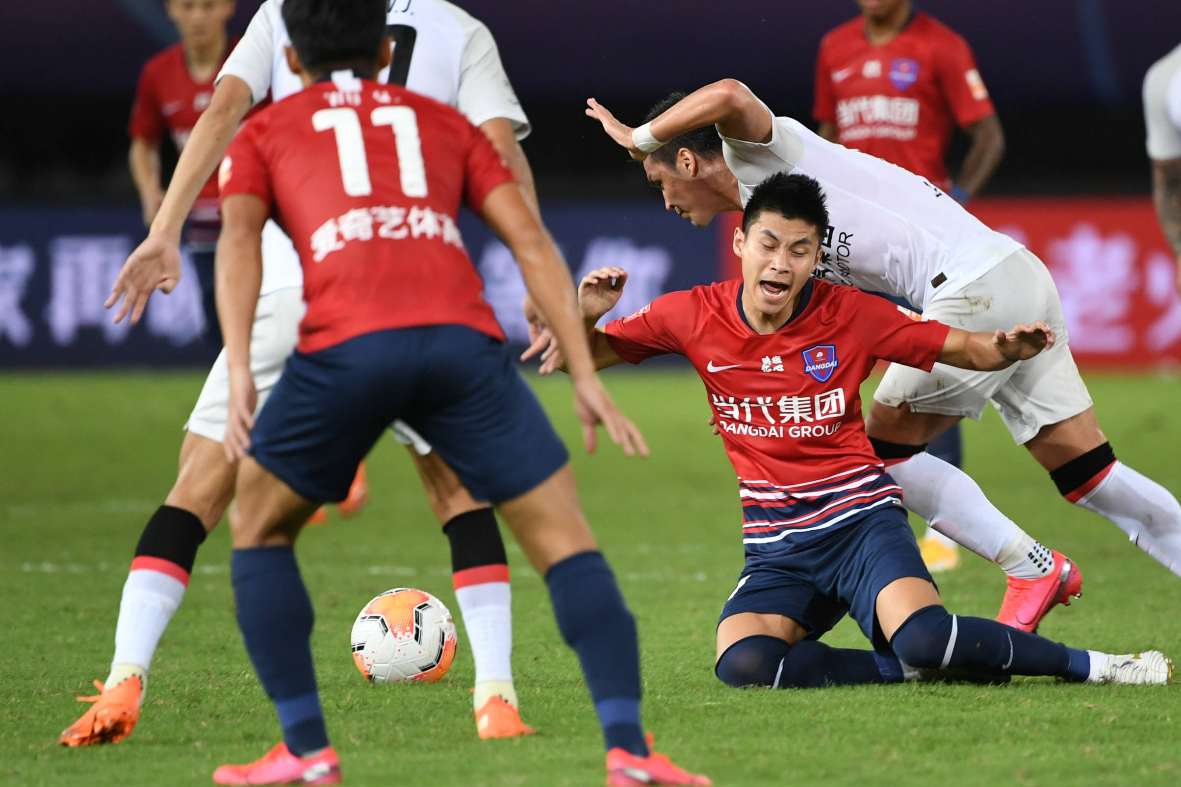 2020赛季中国足球协会超级联赛第一阶段(苏州赛区)第14轮比赛中,重庆