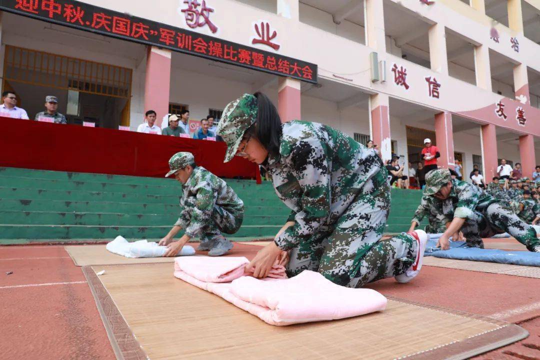 上思二中舉辦初三學生迎中秋慶國慶軍訓會操比賽