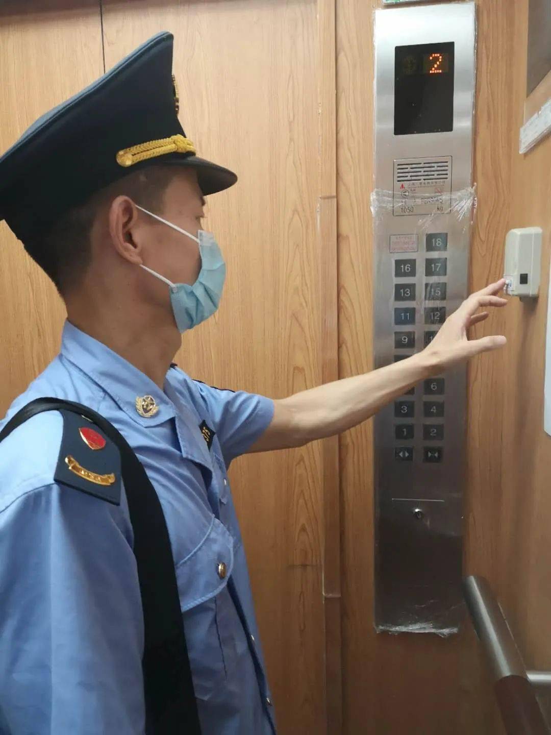 小区有了24小时"电梯管理员",为安全保驾护航 | 走向我们的小康生活_