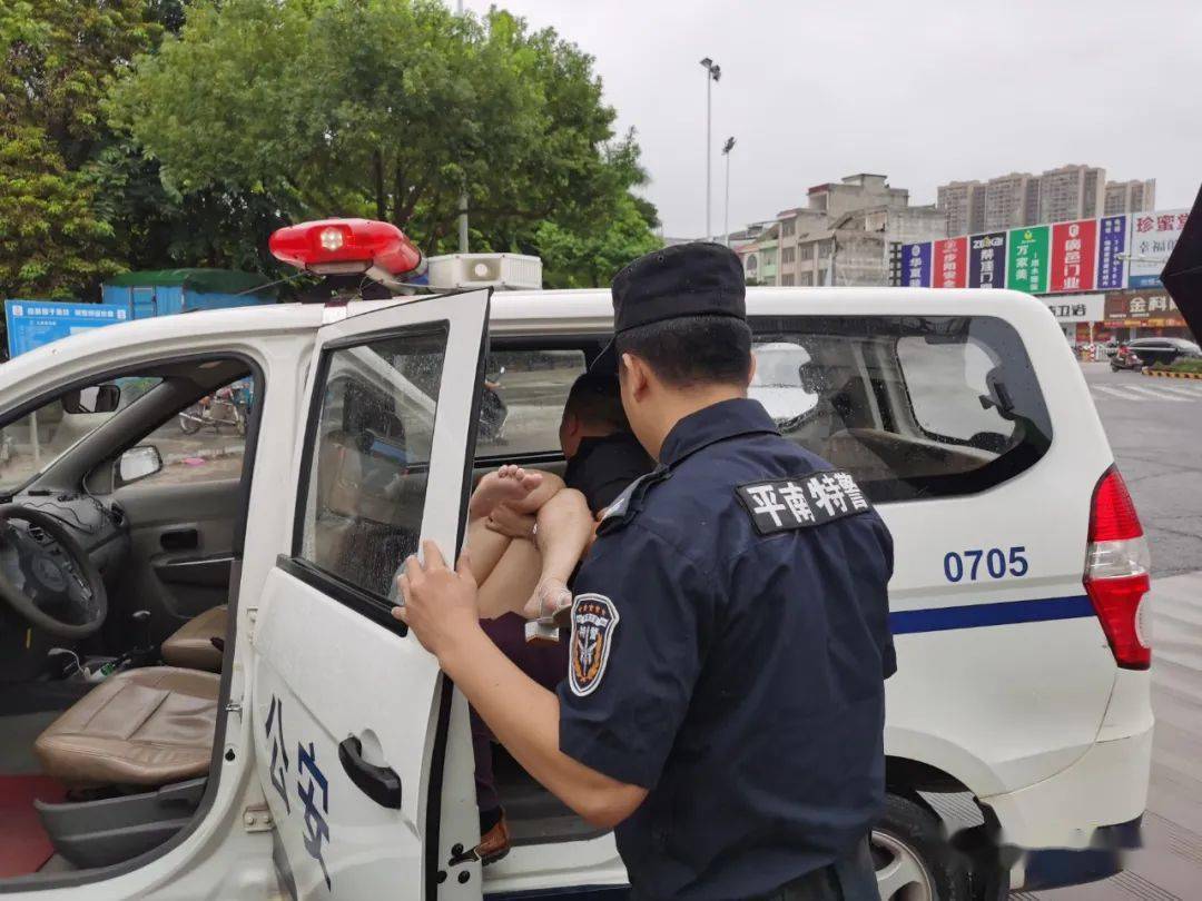 警察大哥的这个公主抱真帅气