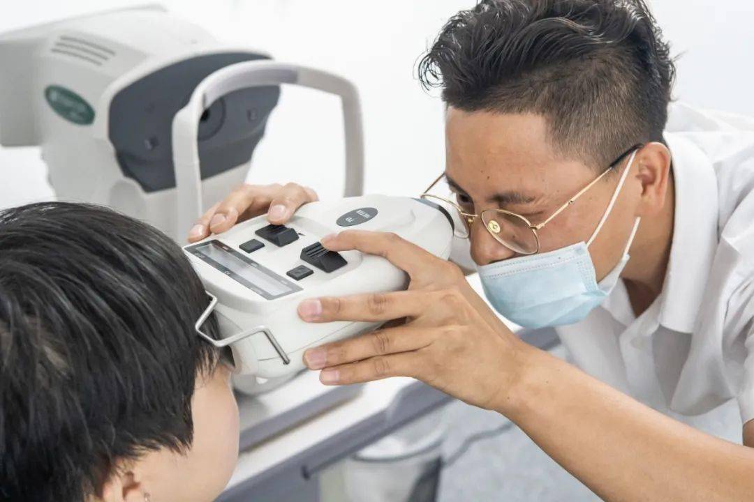 测量瞳距>精细验光>调试试戴>在佳联,每一步都是非常专业严谨的,这样