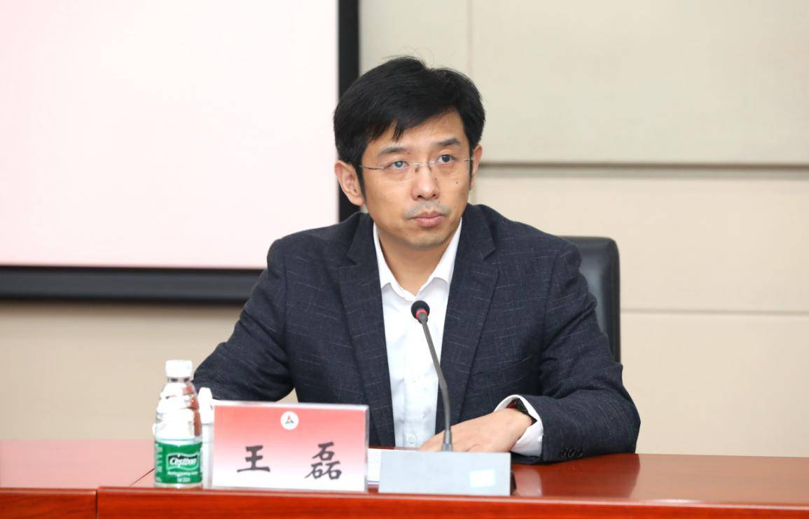 会议由教育部人事司副司长王磊主持.