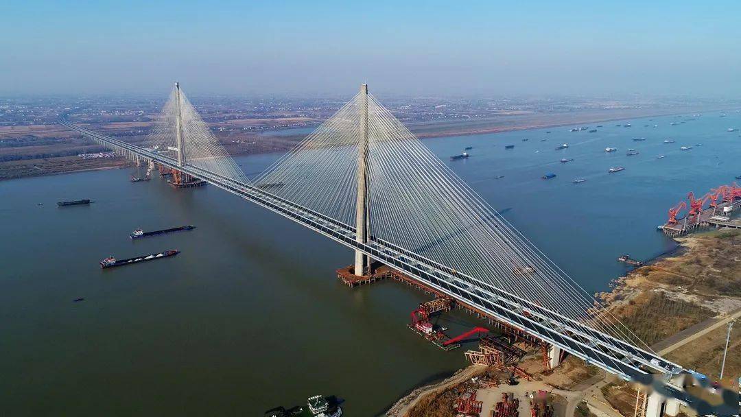 作为我国矮塔斜拉桥的经典范例,芜湖长江大桥建成后曾获国家科技进步