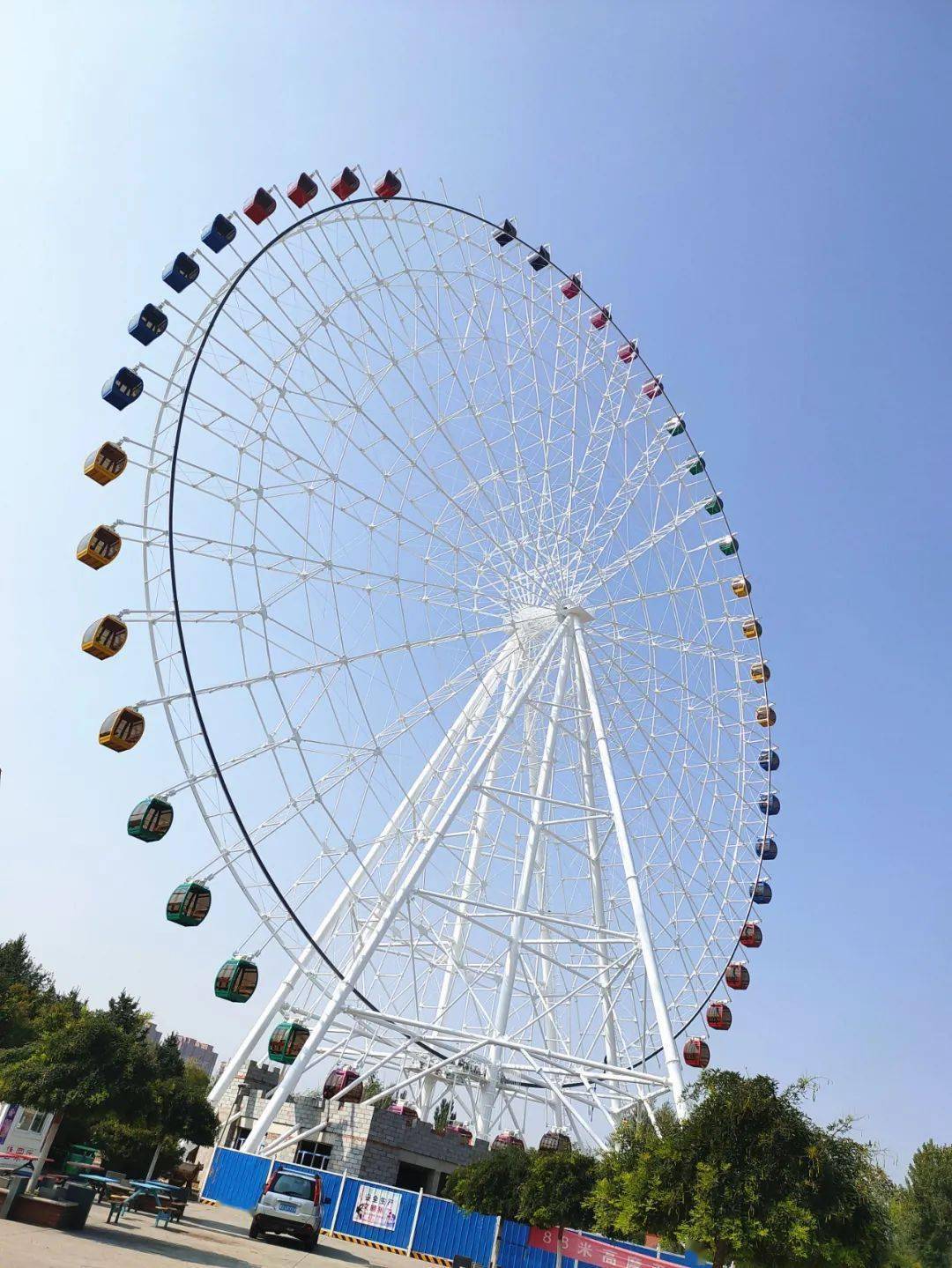 据悉,这座即将落成的全新摩天轮比以往更加"耀眼", 它的高度达到了88