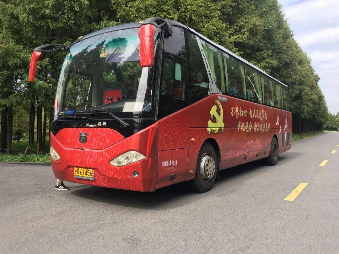 "不忘初心,牢记使命"的红色大巴载着全体党员驶向"侵华日军罗泾大烧杀
