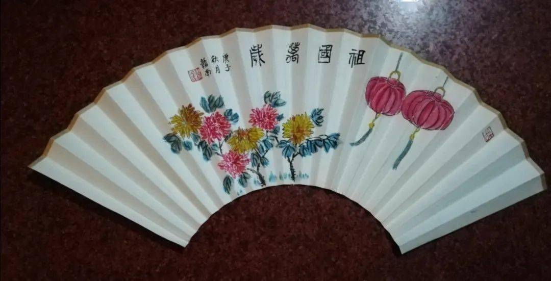 扇面上画些什么呢?国庆正逢金秋时节,公园内菊花盛开,传来阵阵香气.