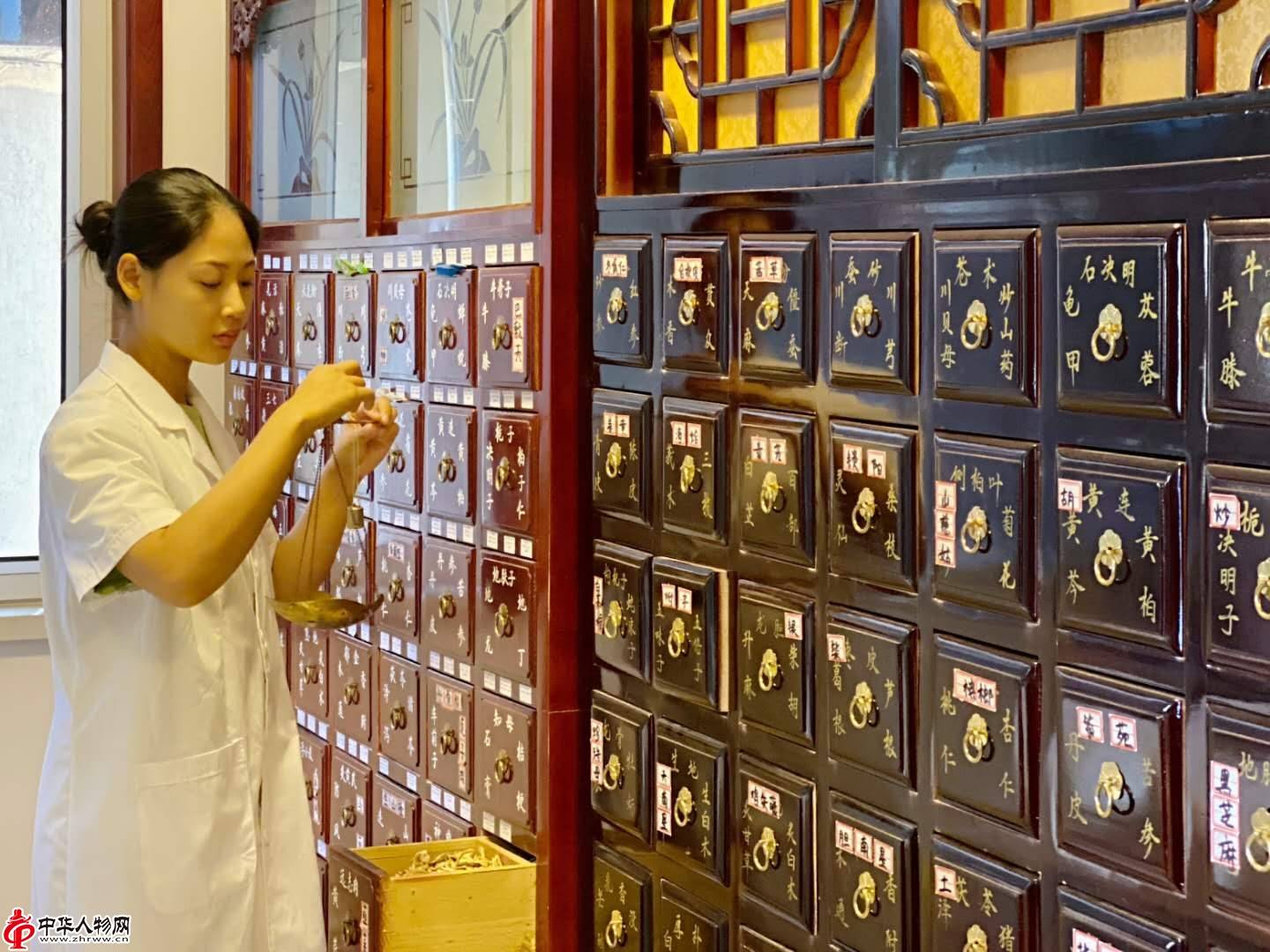 中医人物智库承载蒙医药璀灿的奇葩记白氏蒙医第八代传承人维乐斯