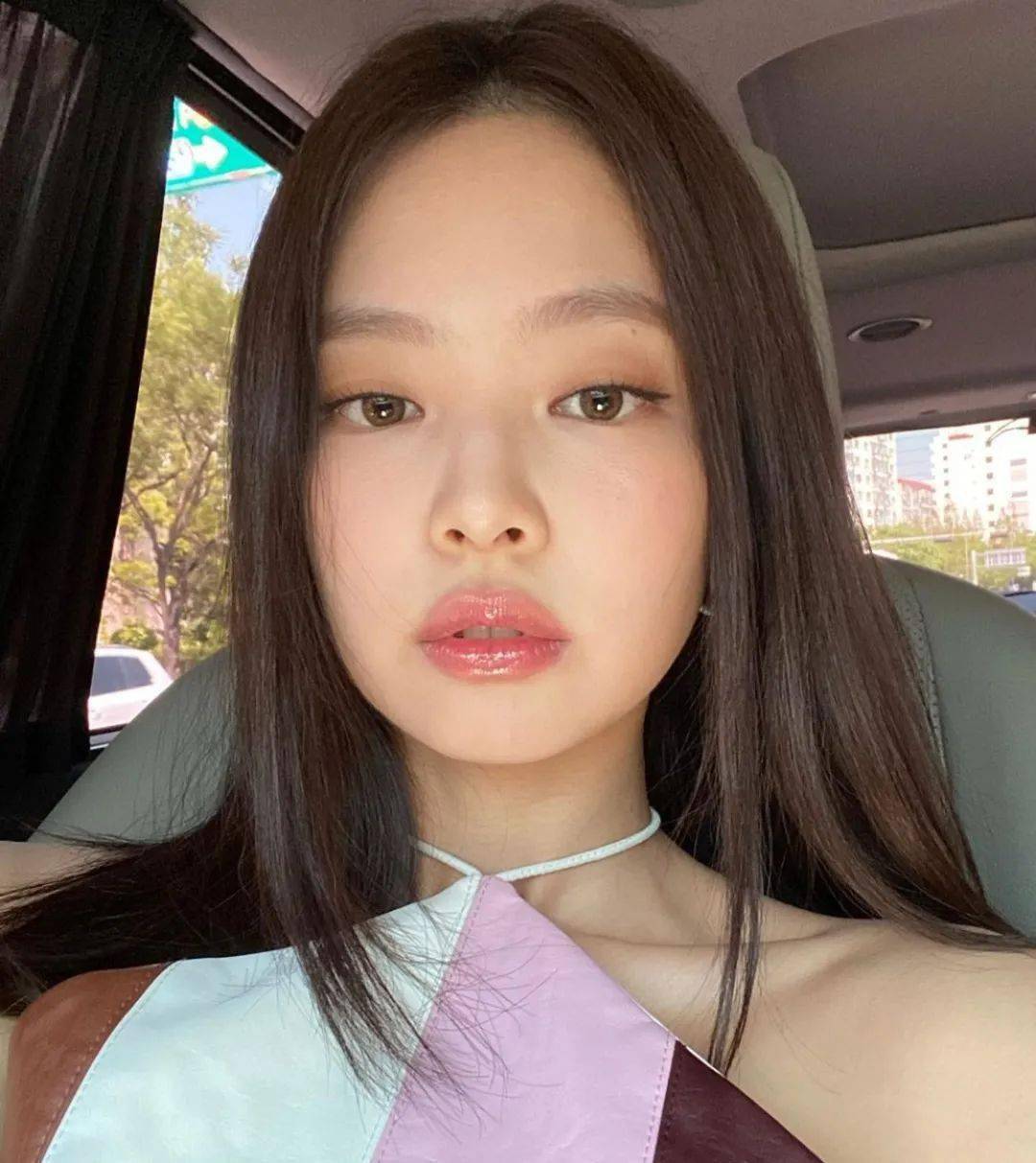 jennie海报撞脸辛芷蕾为什么有了刘海的她反而不甜了