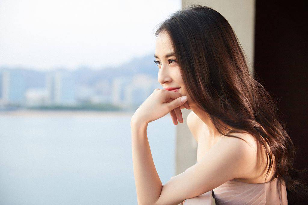 黄圣依.作为星女郎的黄圣依结婚生子后依旧保持超高颜值.