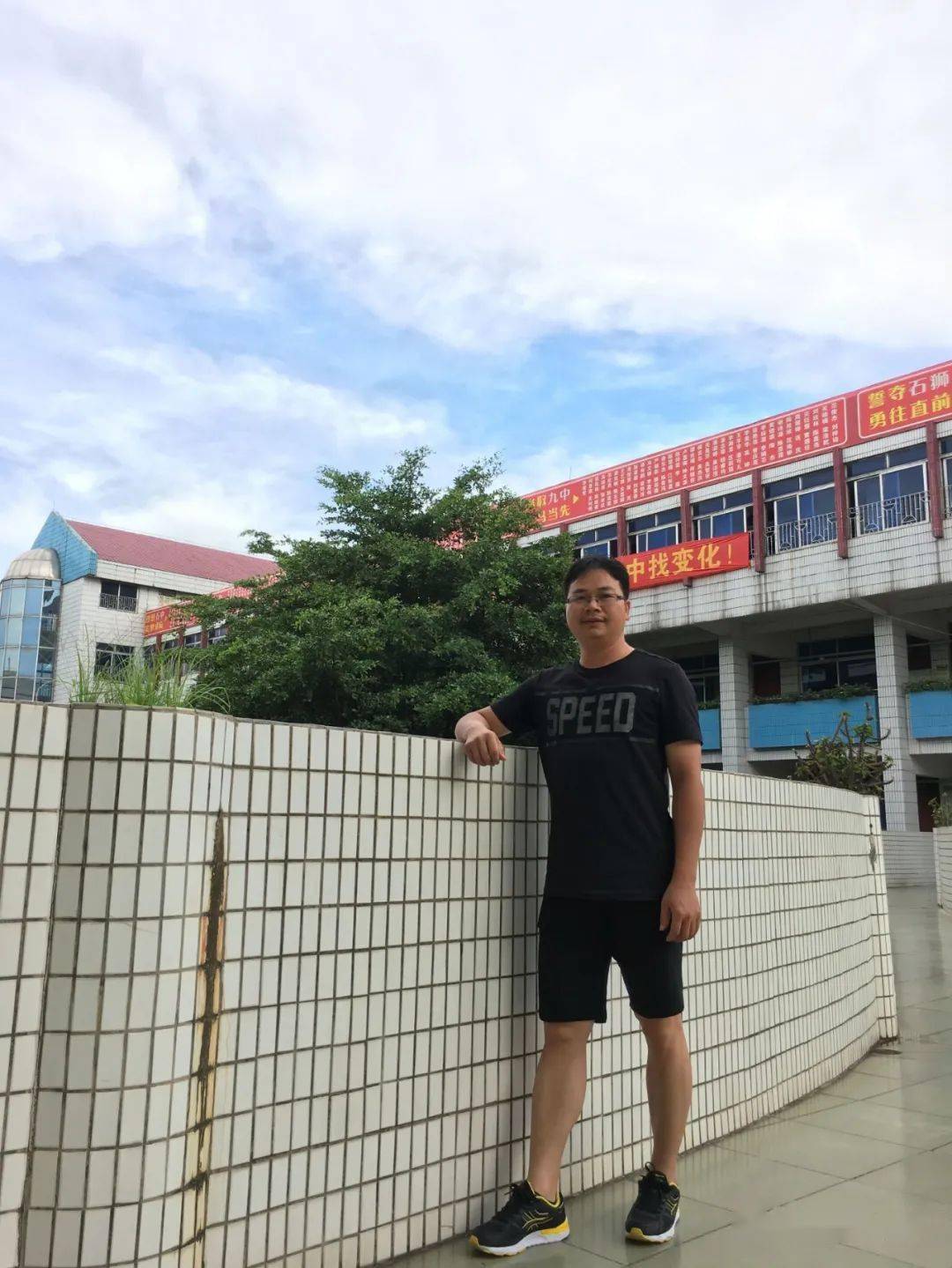 党旗飘扬大爱儒中不忘教育初心牢记教育使命