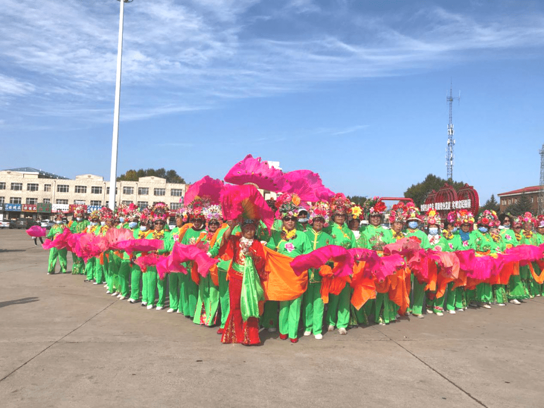 不断变换着多种秧歌队形和花样,围观的各族群众都被欢快的氛围带动