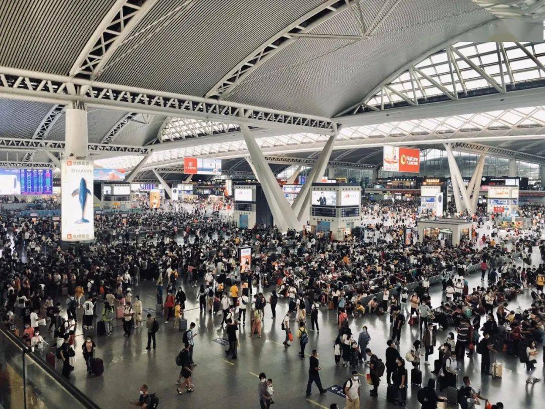 18时许,广州南站天河客运站广东省汽车站旅客排队进站归家旅客