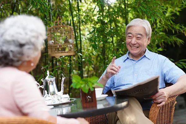 而如果面对这些不顺心的事儿,老人们能够通过意义简单,琐碎的语言唠叨