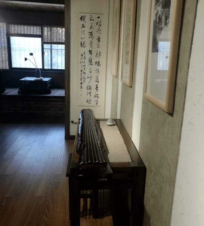 古琴不管摆放在哪里,即使是放着不弹,也会提升文化底蕴,不管是家里