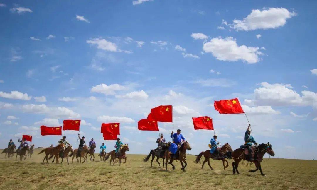 成為鄂托克旗大街小巷一道亮麗的風景線隨風飄揚的五星紅旗國慶節將至