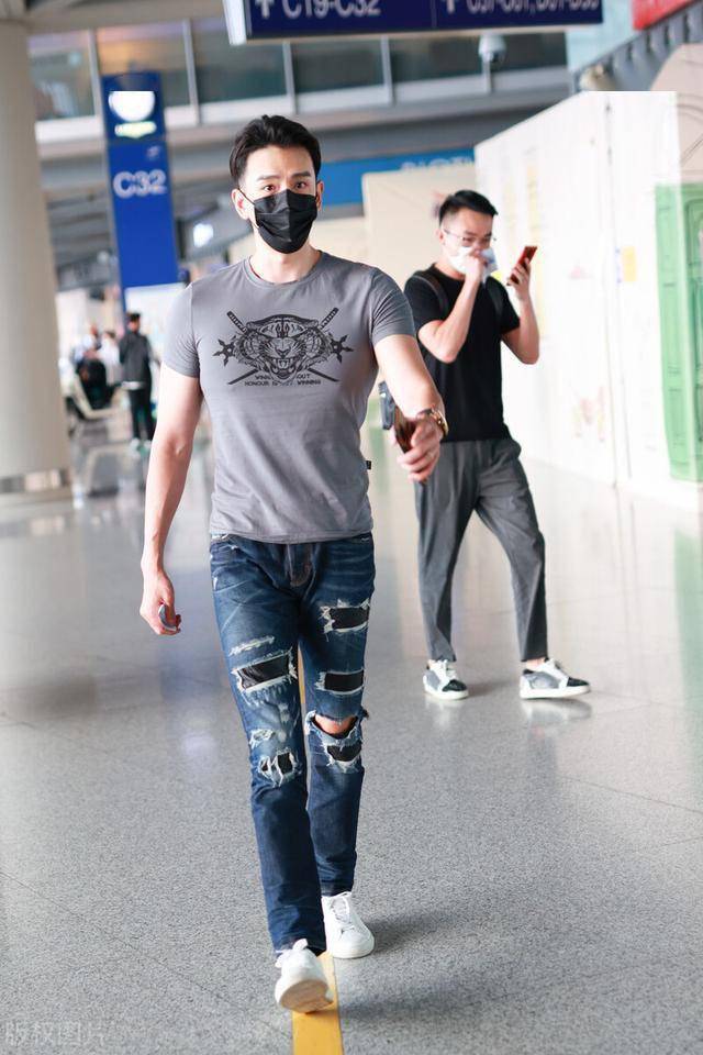 经超一袭灰色紧身短袖大秀腹肌,大长腿气场很强_新片