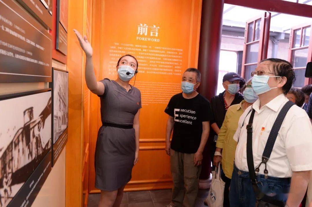 后,杨殷,彭湃,颜昌颐,邢士贞在礼兵向《中华人民共和国国歌》中开始